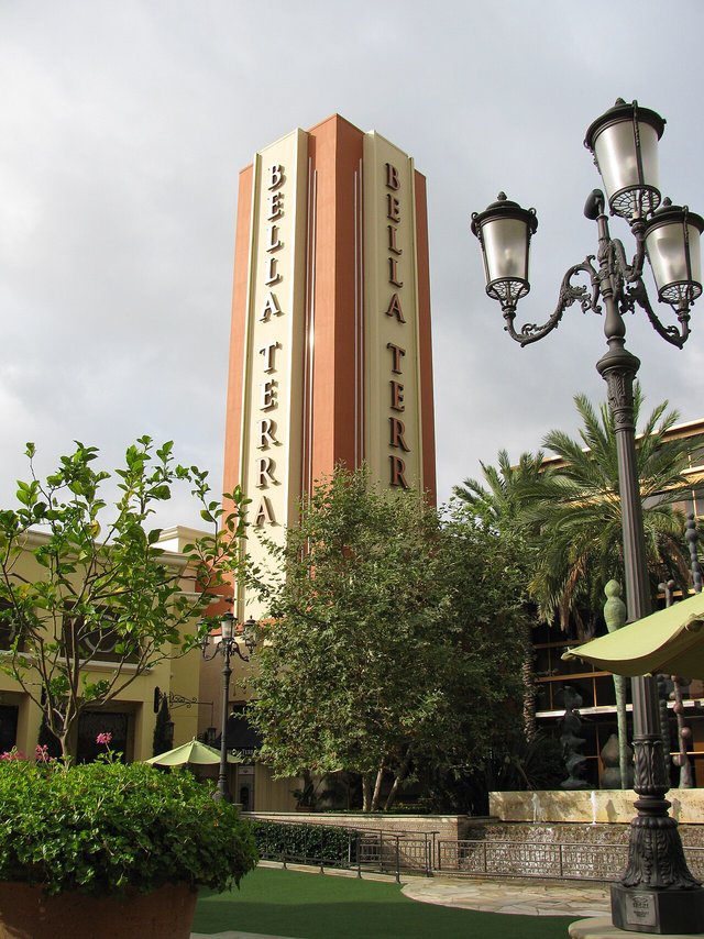 Bella Terra tower sign and lamp post at the Huntington Beach shopping center