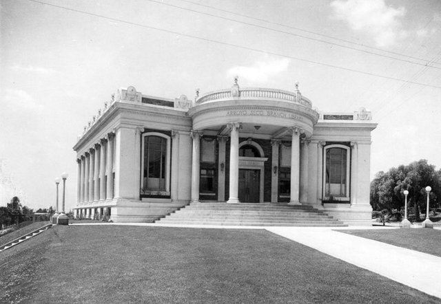 Historic 1914 photo of the original Arroyo Seco Branch Library, a columned building with a rotunda front and a lawn