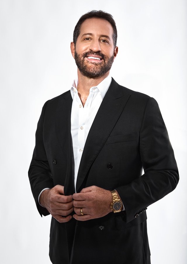 Comedian Modi Rosenfeld performing on stage