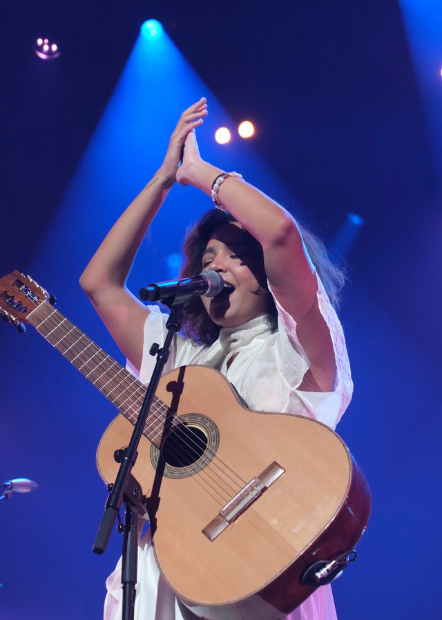Mari Froes performing on stage