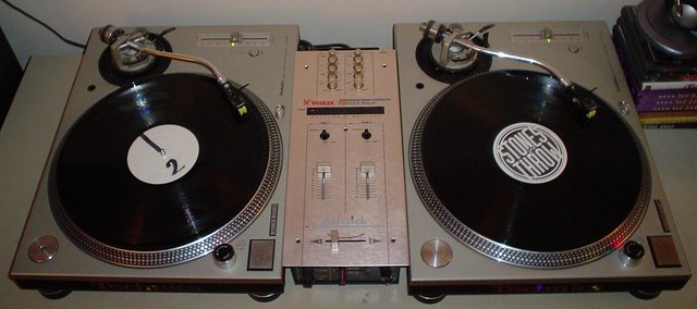 Two turntables and a mixer seen from above